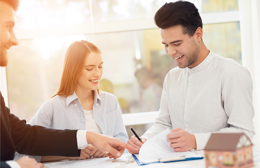 couple qui signe des papiers pendant une MAP pour sa maison